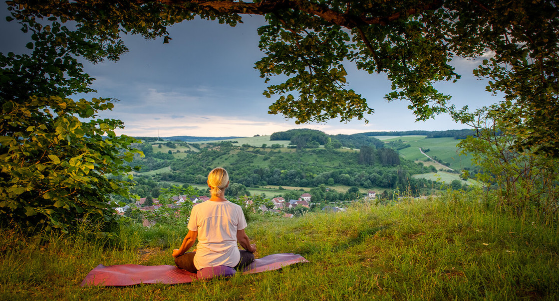 Yoga im Freien mit Ausblick ins Gruene